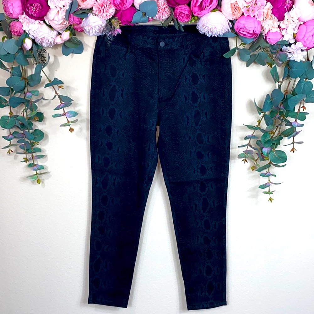 •Joe’s Jeans• [The Charlie] High Rise Ankle Skinny {black Python print jeans} 31